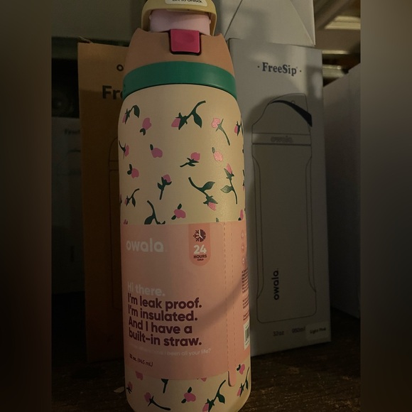 "Tea Time" Rose Floral Owala - 32 oz Freesip - Limited Edition UO Color - Picture 4 of 4